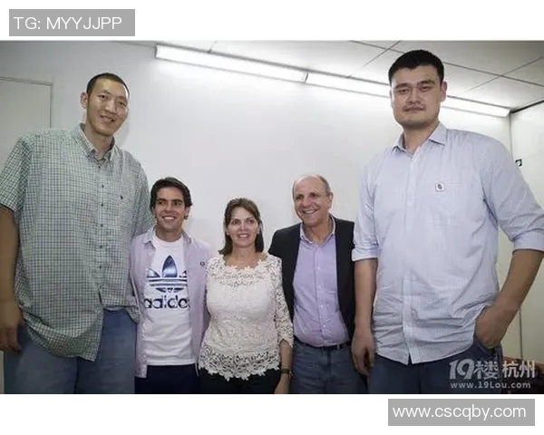 姚明与明星们亲密合照展现友谊与团结的温暖瞬间 姚明与明星们亲密合照展现友谊与团结的温暖瞬间